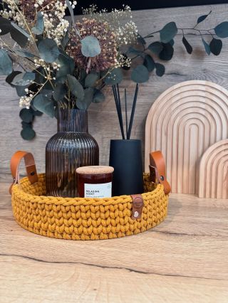 Podnos s koženými uchy v okrové barvě 😊 #hackovani #hackovanypodnos #podnos #doplnekdokuchyne #doplnkydobytu #doplnkydomu...