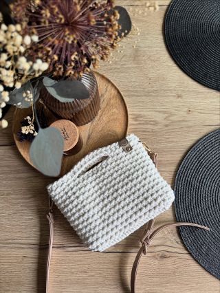 Letní must-have!!! Vyrobena s láskou z kvalitní příze, lehká, pevná a ideální na léto. Do města, na pláž, nebo jen tak na...