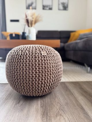 Ručně pletený puf – stylový a praktický doplněk do každého interiéru! 🧶 Použít ho můžeš jako podnožku, extra sezení nebo...