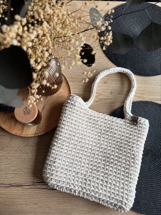 Háčkovaná hranatá kabelka – styl, který nepřehlédneš! Originální, ručně háčkovaná a pevná tak akorát, aby držela tvar....