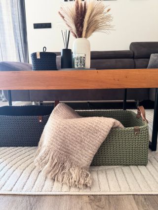 Velký háčkovaný koš – stylový a praktický pomocník na deky, hračky nebo prádlo. Udrží tvar, skvěle vypadá a hodí se do...