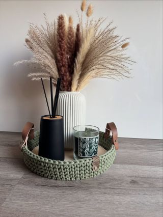 Ručně háčkovaný podnos z kvalitní příze, doplněný stylovými koženými uchy. Skvělý doplněk na servírování, dekoraci nebo...