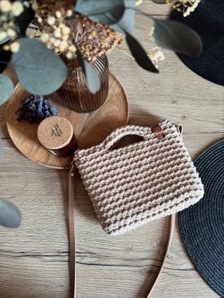 Mini crossbody v karamelové barvě ✨ Malá, ale šikovná! ✨ Na mobil, klíče i rtěnku – naše mini crossbody kabelka tě podrží...
